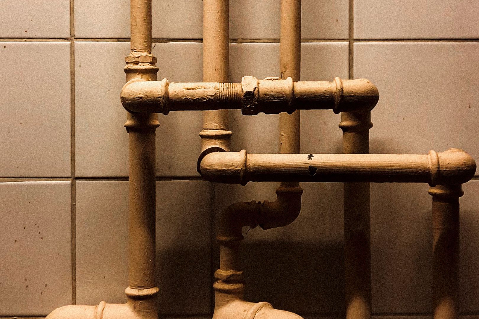 Como Reconhecer Sinais de Cano Corroido no Banheiro