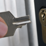 Como abrir porta quando a chave quebrou dentro