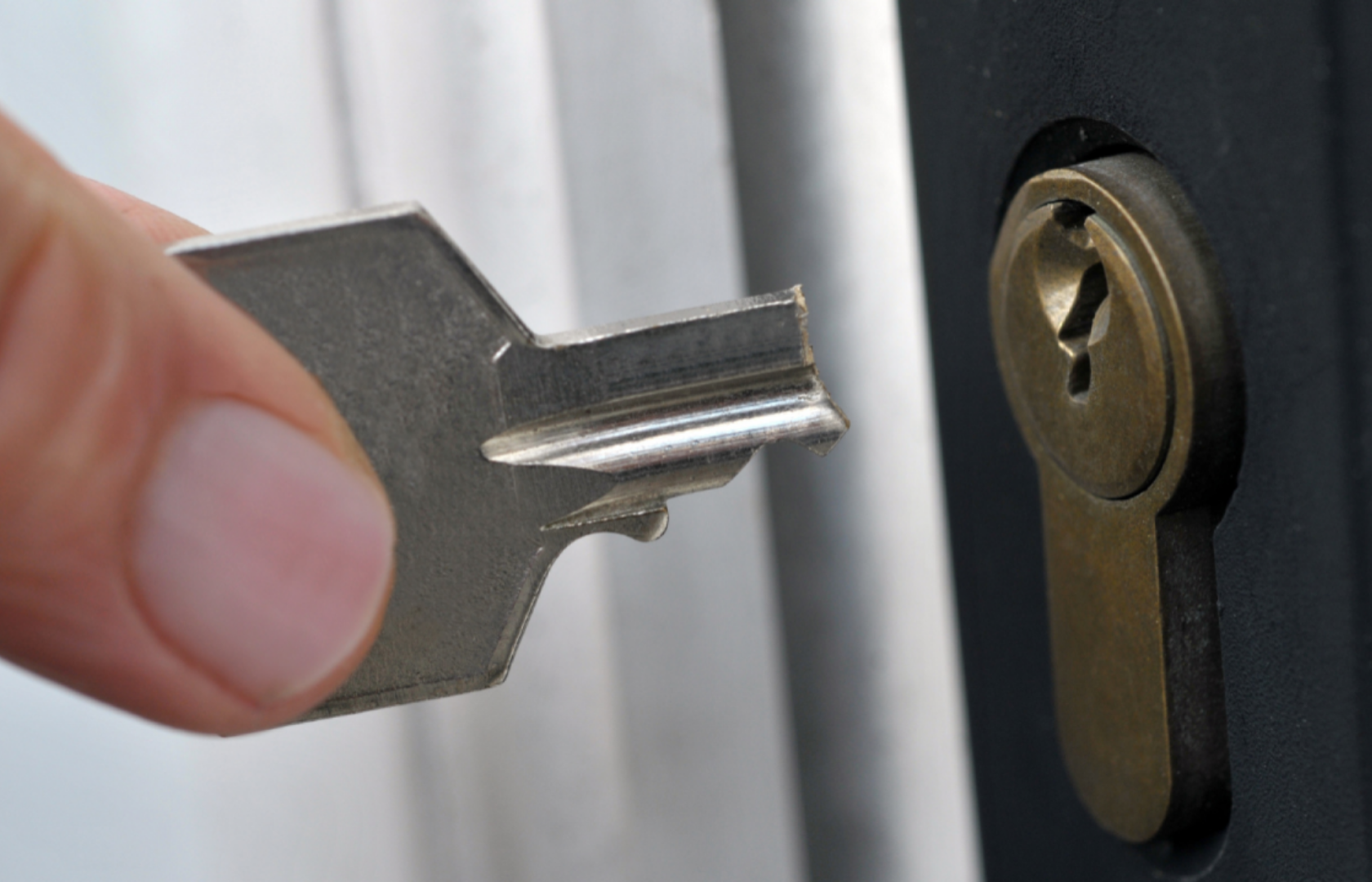 Como abrir porta quando a chave quebrou dentro