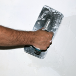 Como nivelar parede com gesso